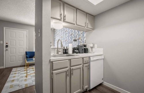 Hancock Apartment | Modern Stay Near Downtown, Fast Wi-Fi+ Parking