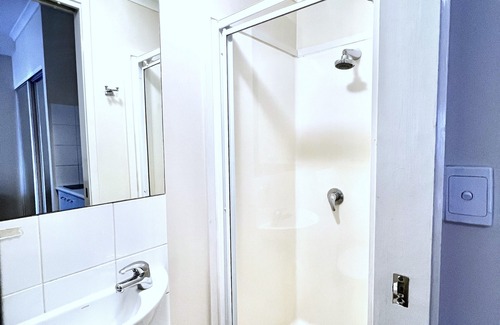 Carlton South Apartment | Modern Studio Apartment in Prime Melbourne CBD Location