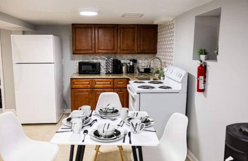 Bayonne House | Modern Studio Getaway | 20 MINS to NYC | 10MIN EWR