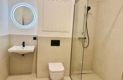 Grinzing Apartment | Modern Stylish Apartment with Garden & Free Parking