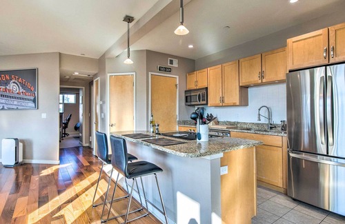 Sunnyside Condo | Modern Sunnyside Condo w/ Private Balcony!