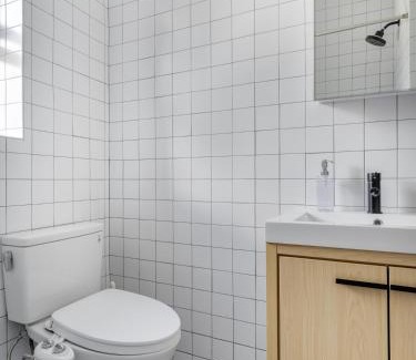 Greenpoint Apartment | Modern Three Bedroom Brooklyn Condo-Hotel