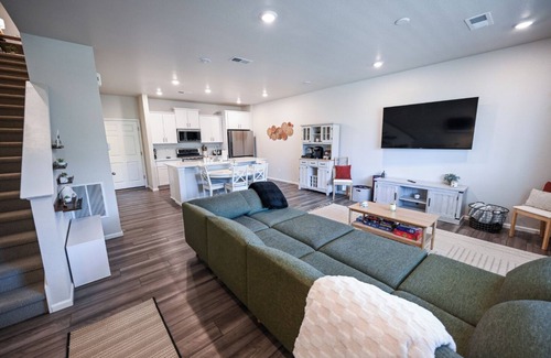 Aurora House | Modern Townhome Near Denver International Airport and Gaylord Hotel