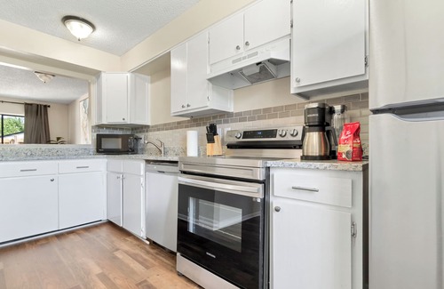 Longview House | Modern Townhome with King Bed & Office