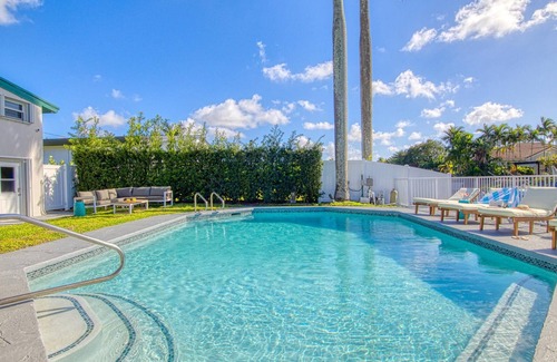 Lauderdale Isles Villa | Modern Villa with Heated pool | 6 Bedroom | Waterfront & Dock!
