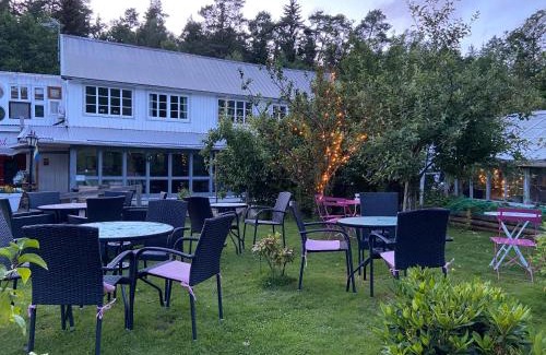 Hokerum Apartment | Modern vindsvåning ovanpå café ute på landet.