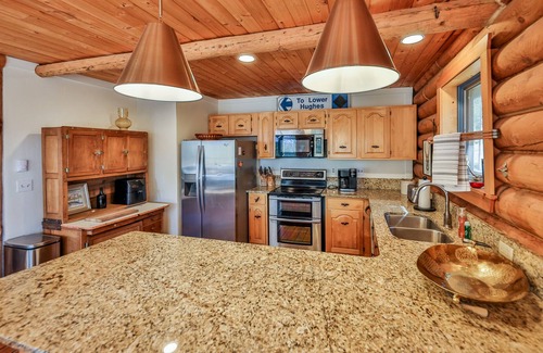 Sunset Ridge Cabin | Modern & Vintage Log Cabin on an acre w/private hot tub, hiking/biking
