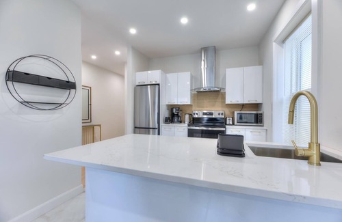 Viauville Condo | Modern Westmount Condo AC Laundry inside, Smart TV