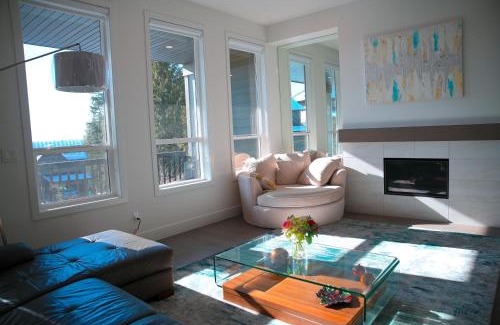 Burke Mountain House | Modern Zen House, EV Plugin, Mountains, Trails & Stylish Urban Vibe