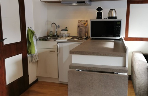 Reisach Apartment | Moderne Studio für 2 mit Bequemes Schlafsofa und Ensuite Badezimmer