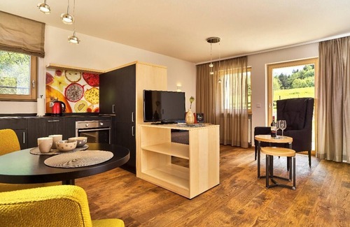 Kollnburg Apartment | Moderne Suite (55 m2) mit Kneipp-Dusche und Hängesessel