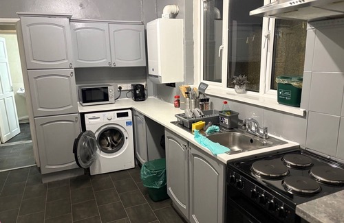 Castle House | Modernised House Near City Centre & Beach w/Wifi, Parking, Snooker Table & More!