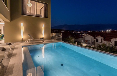 Sumartin Villa | Modernly equipped villa with fitness and spa area