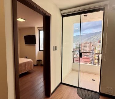 Cochabamba Apartment | Moderno apartamento de 1 dormitorio con vista a la ciudad