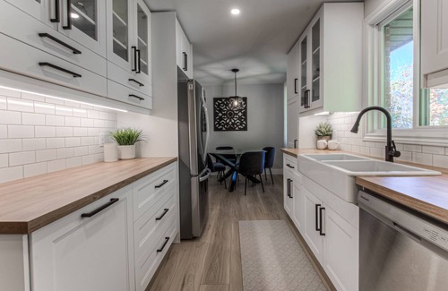 Elora House | Modish 2 bedroom retreat-one block from Elora's vibrant & bustling downtown core