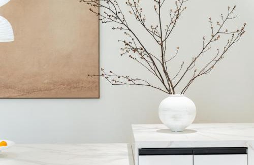 Downtown Shanghai Apartment | Moli B&B-Nanjing West Road 3-Bedrooms with Elevator 3 king-size beds 2 bathrooms 1bathtub Apart ment Near the subway