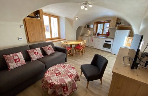 Monetier-les-Bains Apartment | Monêtier-les-Bains center, ground floor, 3 separate bedrooms, private garden