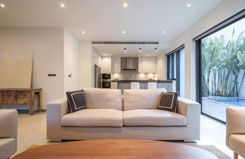 Khlong Tan Nuea Villa | Monochrome designer pool Villa