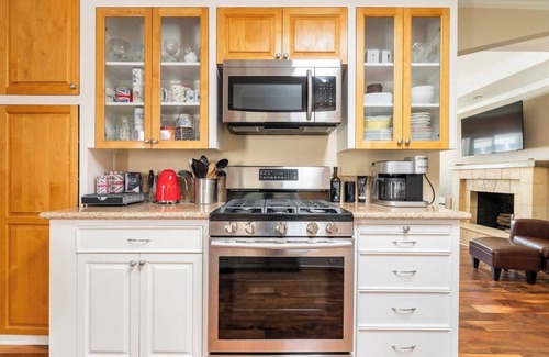 Montecito Cottage | Montecito Beach Cottage. Walk to restaurants.