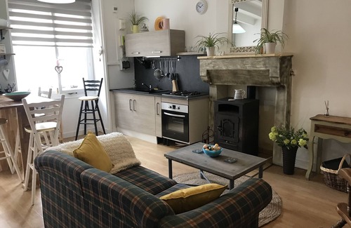 Montemboeuf House | Montemboeuf - Cottage - Sleeps 2 - Parking