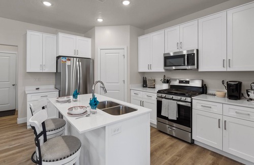 Ivins House | Monthly Azalea Escape|Community pool and hot tub, grill, Smart Tvs