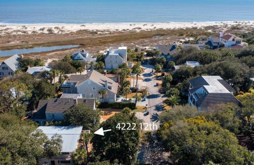 East Beach House | Moon Cottage - 4222 Twelfth St