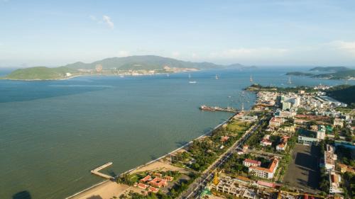 Tran Phu Beach Apartment | Moon house tropical garden - West side