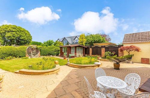 Christchurch House | Moongate