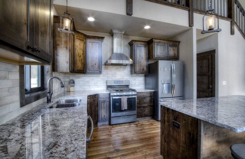 Deadwood Cabin | Moonlight Ridge- Cozy Black hills getaway w/private hot tub!