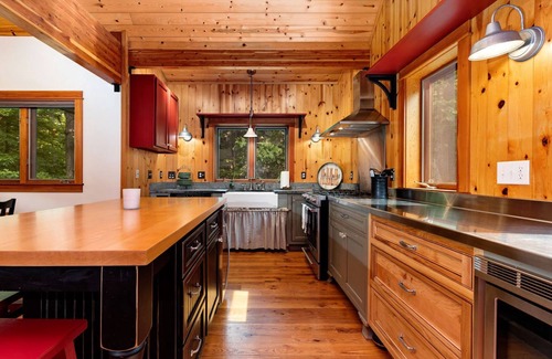 Pedlars Edge Cabin | Moose Lodge/Great for Families/Walk to Slopes/Hot Tub/Pool Table/Fire Pit
