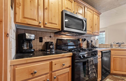 Kimball Junction Condo | Moose Mgmt at Foxpoint 1678C Front Balcony w BBQ-Walk to Shops-King bed-TopFloor