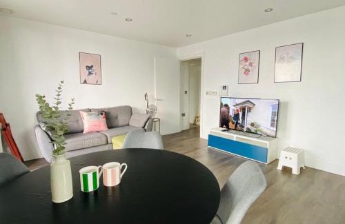 Canary Wharf Apartment | Morden 2bed2bath London Zone2 City/River View Home