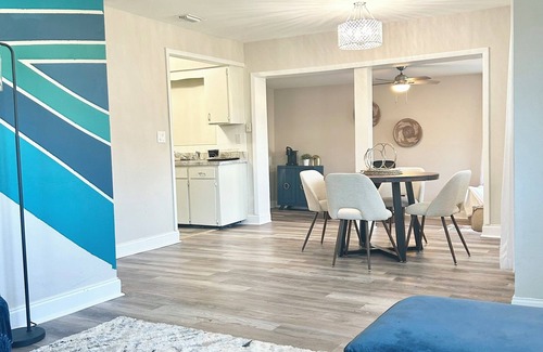 Carver City - Lincoln Gardens House | Morden 3BR Walk to Shops, Eats, Near Airport & DT