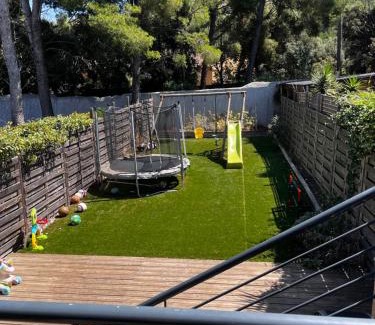 Les Baumettes Apartment | Morgiou Sormiou Marseille T4 climatisé familial - 3 Chambres - Terrasse bois - jardin privatif - Calanques à pied - Plages & Vélodrome à 10 min - Idéal Familles & Randonneurs & Grimpeurs - Escalade à 5 min - Marseille Sud