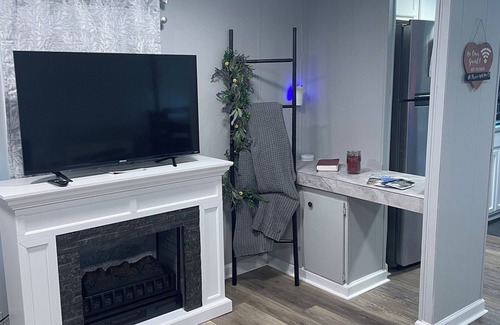 West Jefferson House | Morning SideView-Charming 2-bedroom mobile home with WiFi, AC in West Jefferson.