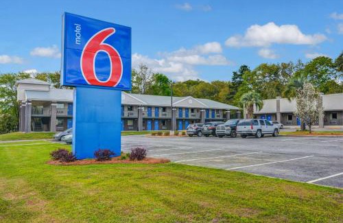Moultrie Hotel | Motel 6-Moultrie, GA