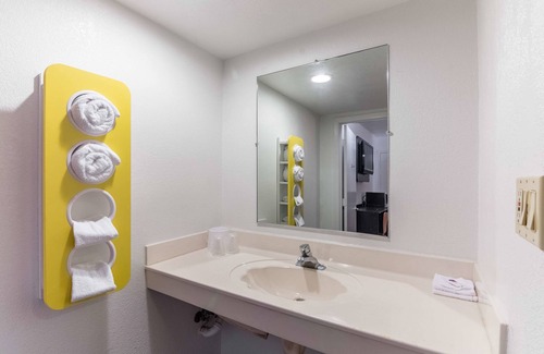 Northwest Pensacola Hotel | Motel 6 Pensacola, FL - Airport West
