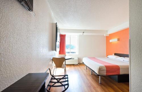 Springfield Hotel | Motel 6-Springfield, DC - Washington Southwest
