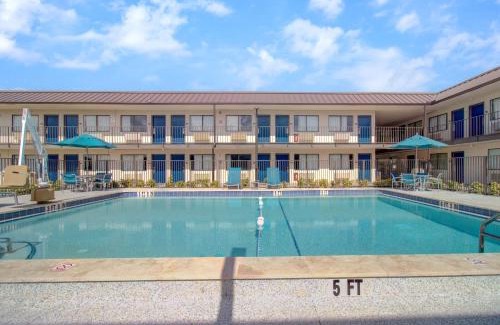 Venice Hotel | Motel 6-Venice, FL