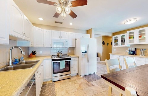 Bayshore Gardens House | Mother~In-Law Suite! ~ 4/3 Heated Pool Home! 5 mins to IMG Academy