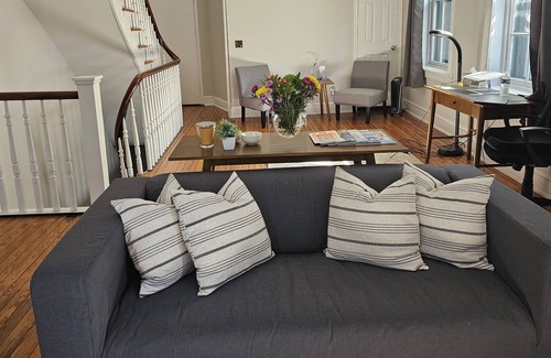 Mount Vernon House | Mount Vernon Town Home 2 floors of living Private Deck Free Parking