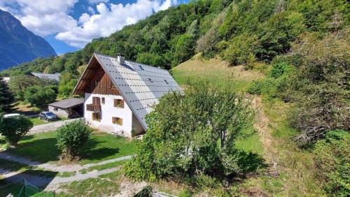 Allemond Apartment | Mountain Gite Jasper for Cycle and Ski - 7 people