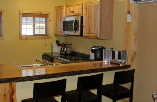 Intervale Condo | Mountain Lodge Style Fully Applianced Condo Suite, 5 mins from Storyland