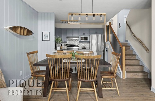 Canmore Apartment | ★Mountain Loft Retreat★Pool&HotTub☆AC☆BBQ/Balcony!