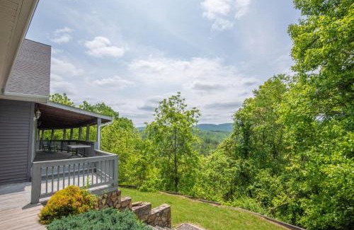 Lansing House | Mountain Top Lodge with Views - Hot Tub, River Access, 15 Mins to West Jefferson