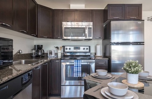 Brentwood Condo | mountain view Condo by UofC/LRT/free parking/gym/easy access to Banff