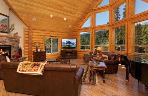Breckenridge House | Mountain View Lodge: Incredible Long Stay Log Home