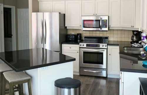 The Blue Mountains Cottage | Mountain Views, Steps to BM Village, Hot Tub, BBQ.