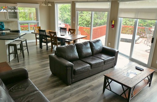 The Blue Mountains Cottage | Mountain Views, Steps to BM Village, Hot Tub, BBQ.