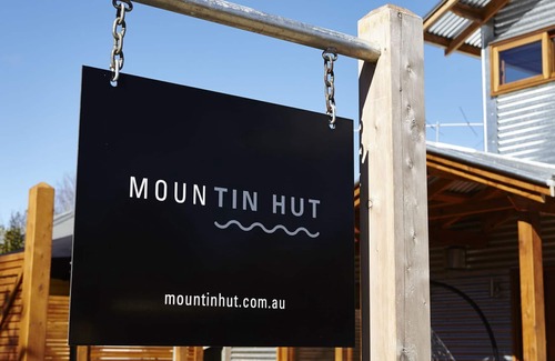 Bright House | MounTin Hut - Central Bright